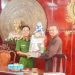 ĐĐ. Thích Phước Thuận tặng quà Xuân đến Công An huyện - Ảnh do BTS huyện Đông Hải cung cấp